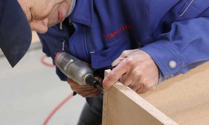 トモザワベッドは木工メーカーとして自社製造