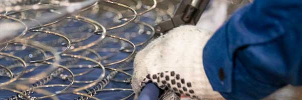 トモザワベッドのマットレスは友澤木工で一つ一つ手作業です