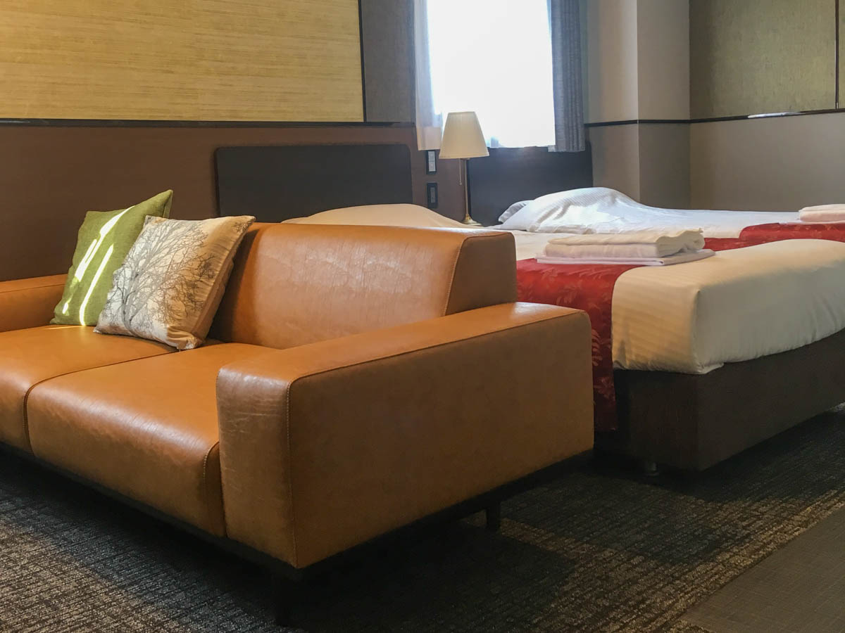 愛知県にあるビジネスホテル向け友澤木工によるインテリアとソファ