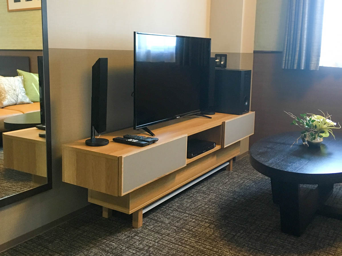 愛知県にあるビジネスホテル向け友澤木工によるインテリアのテレビ台