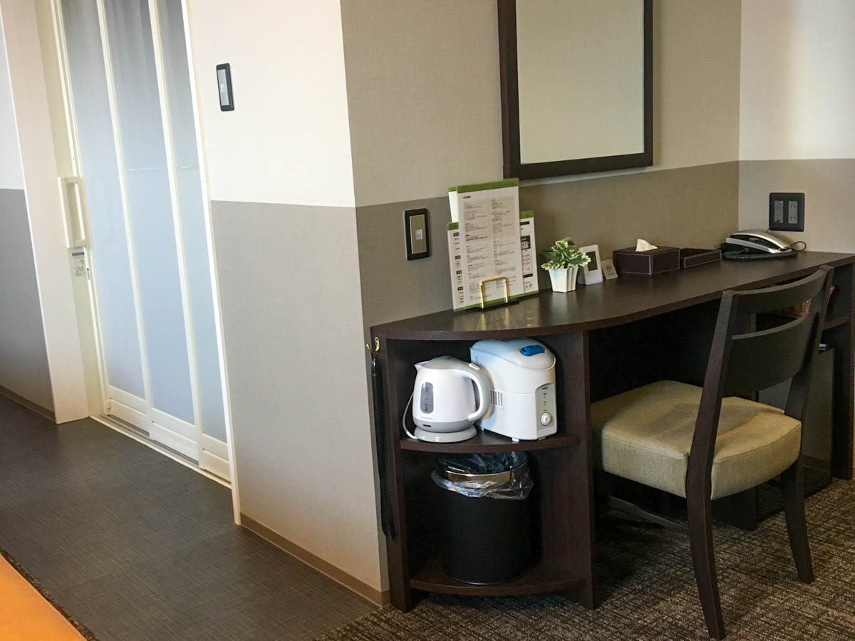 愛知県にあるビジネスホテル向け友澤木工による化粧台回り一式の納品例