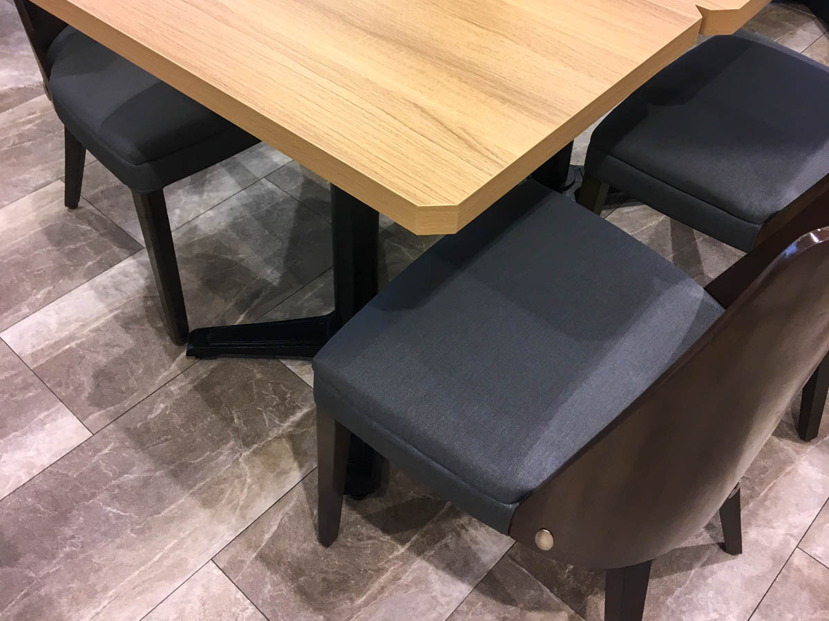 愛知県にあるビジネスホテル向けダイニングテーブル一式納品例