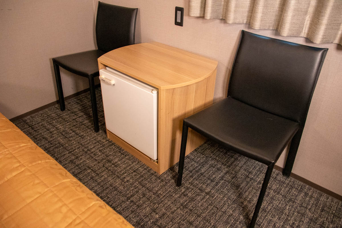 愛知県にあるビジネスホテル向けトモザワベッドのサイドチェア