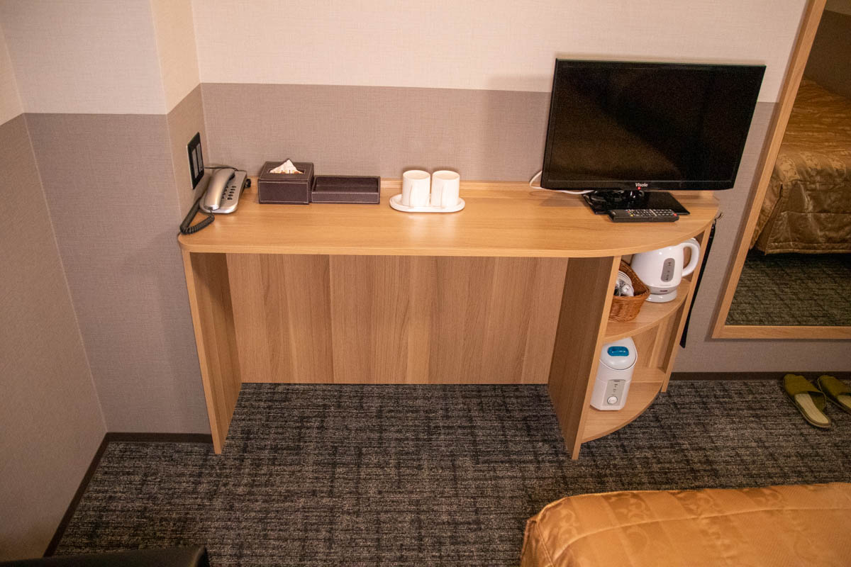 愛知県にあるビジネスホテル向け友澤木工によるデスク