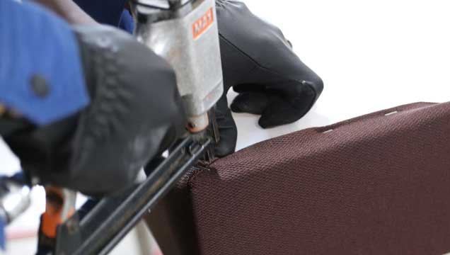 トモザワベッドは職人による製造