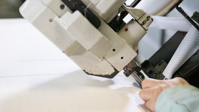 トモザワベッドのマットレスの縫製も職人による手作業